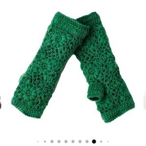 Nirvanna for Anthropologie Green Crochet Handwarmer Gloves black fleece lining